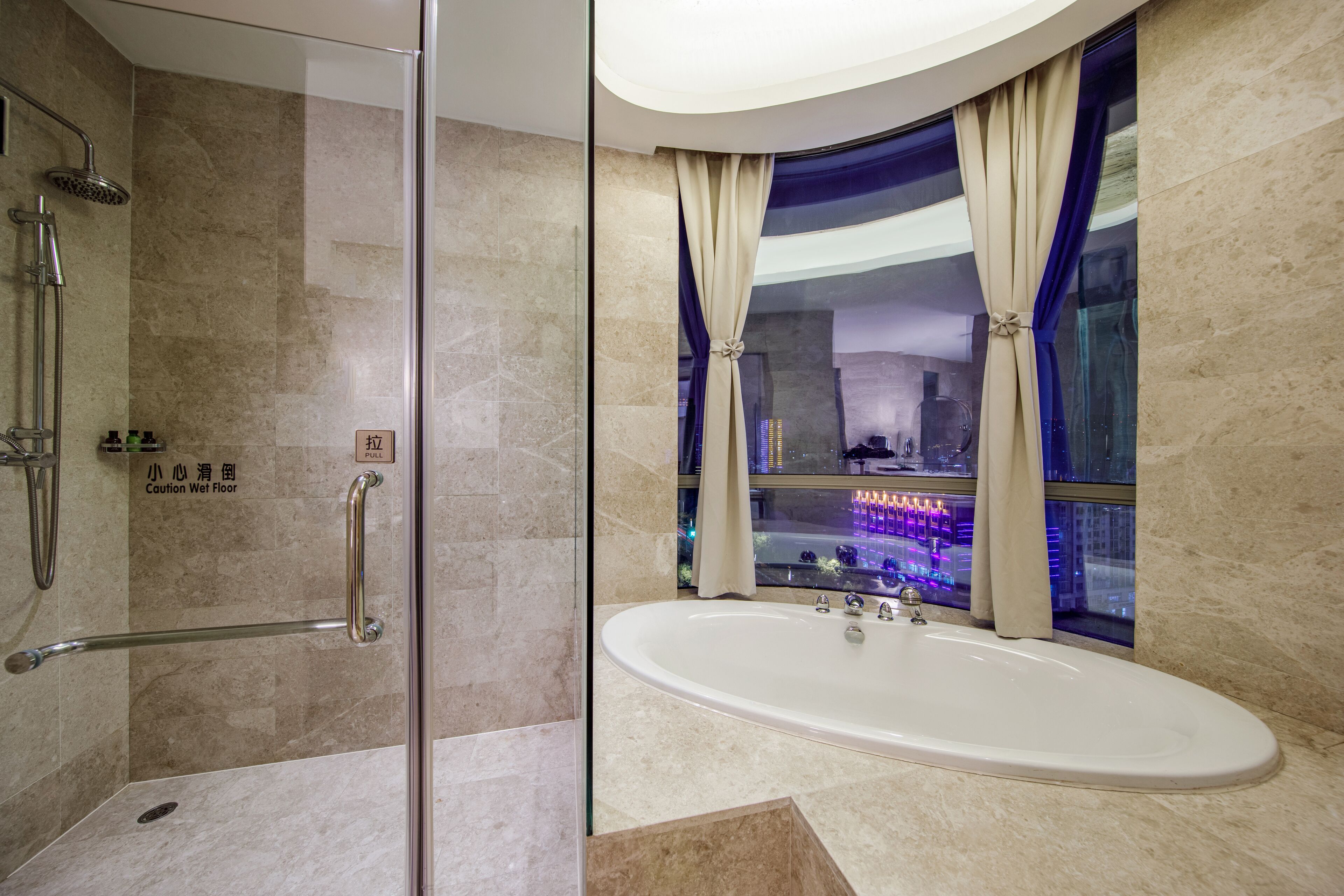 Ensemble baignoire-douche, articles de toilette (gratuits)
