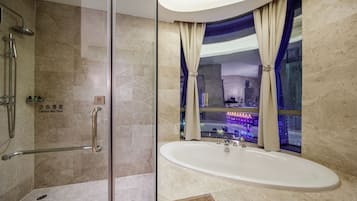 Ensemble baignoire-douche, articles de toilette (gratuits)