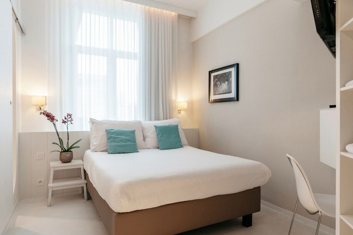 Escritorio, wifi gratis y ropa de cama 