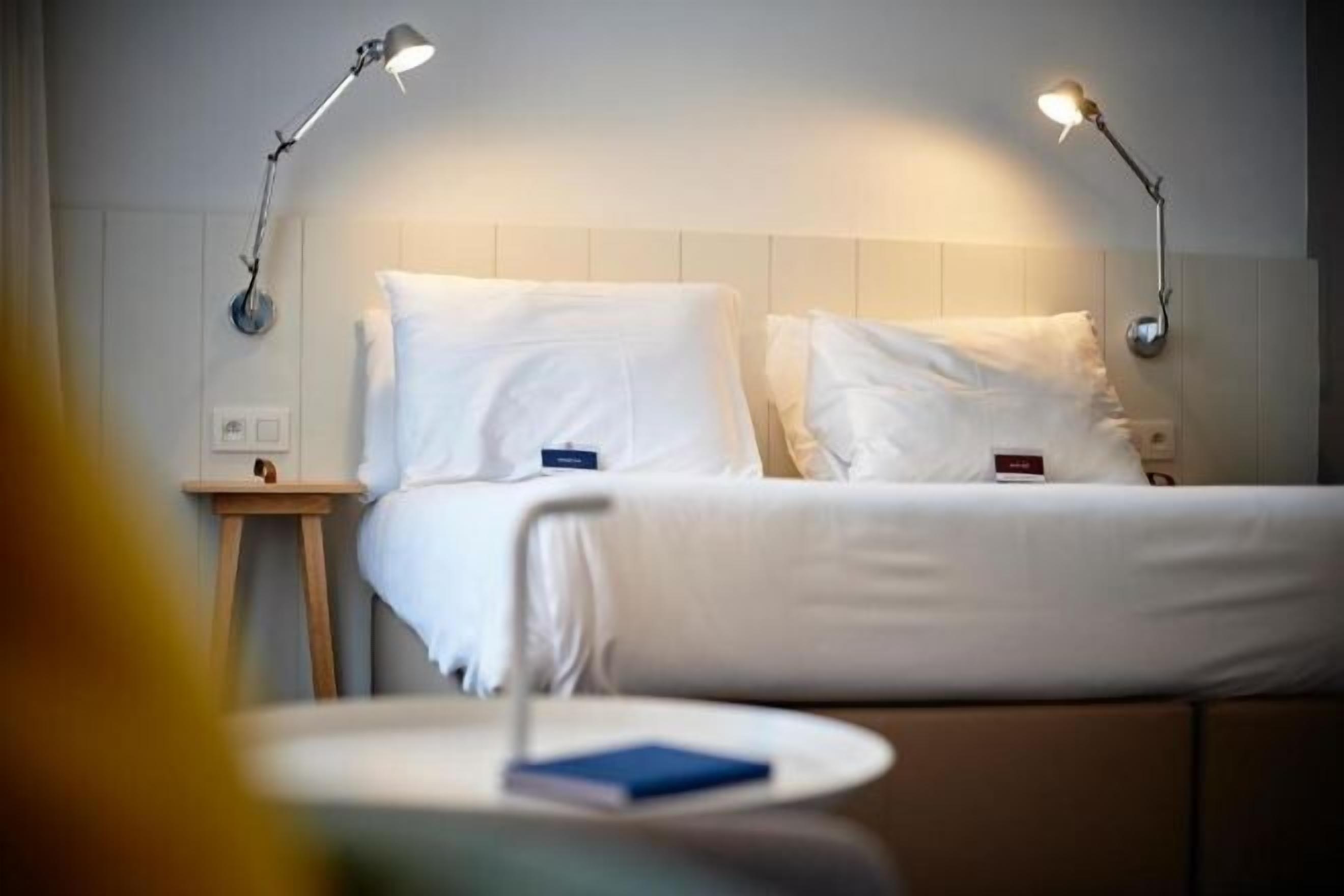 办公桌、免费 WiFi、床单