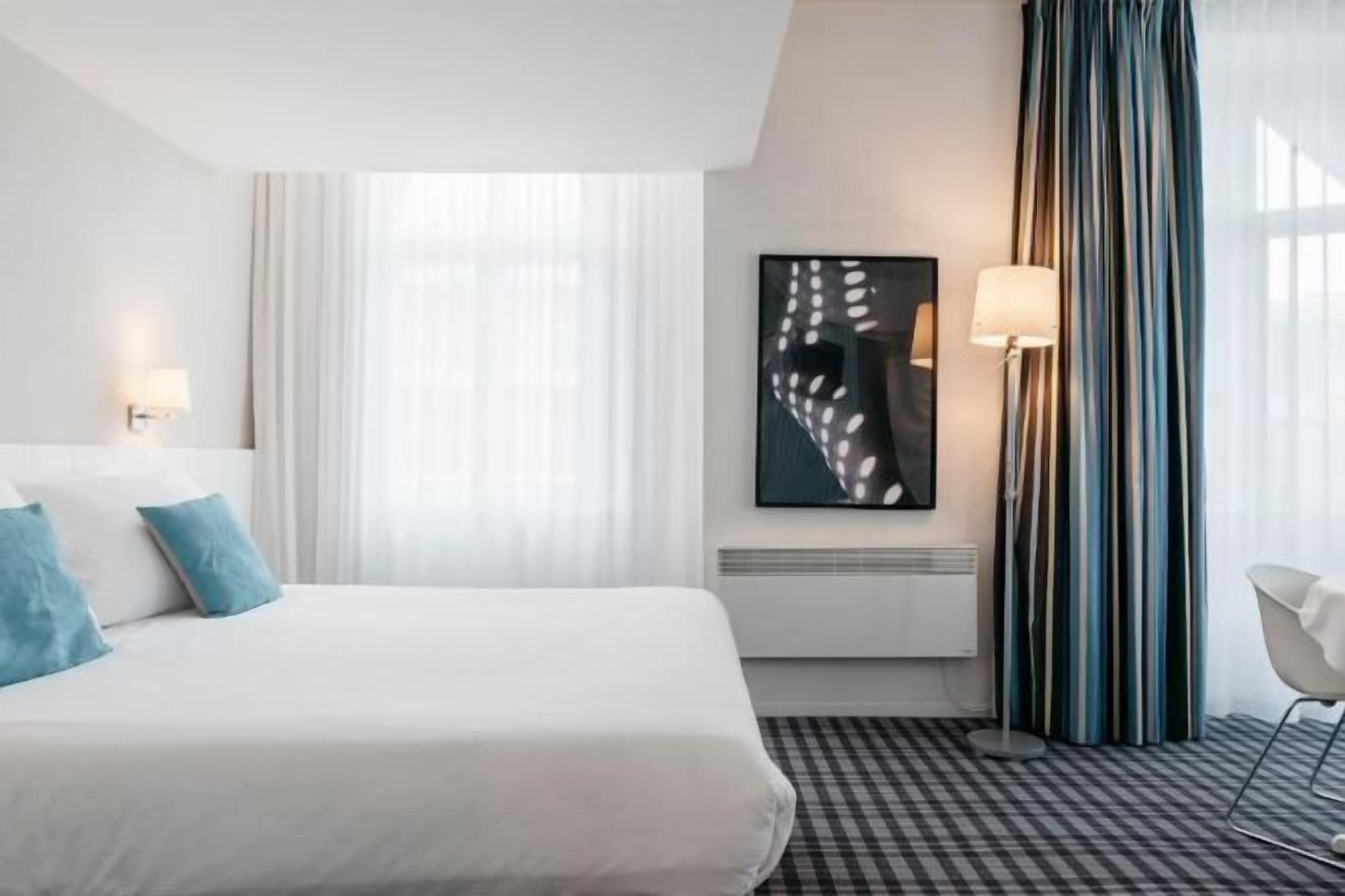 办公桌、免费 WiFi、床单