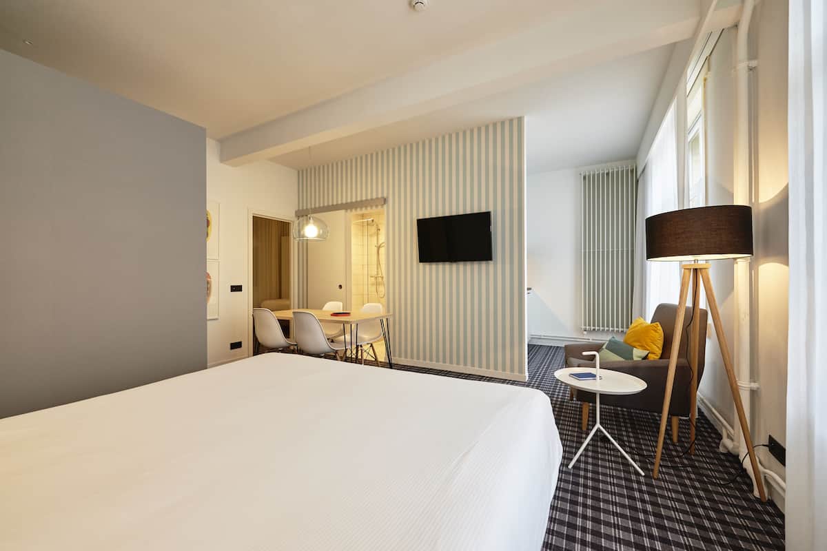 Appartamento Deluxe, 1 letto matrimoniale, cucina | 1 camera, una scrivania, Wi-Fi gratuito, lenzuola