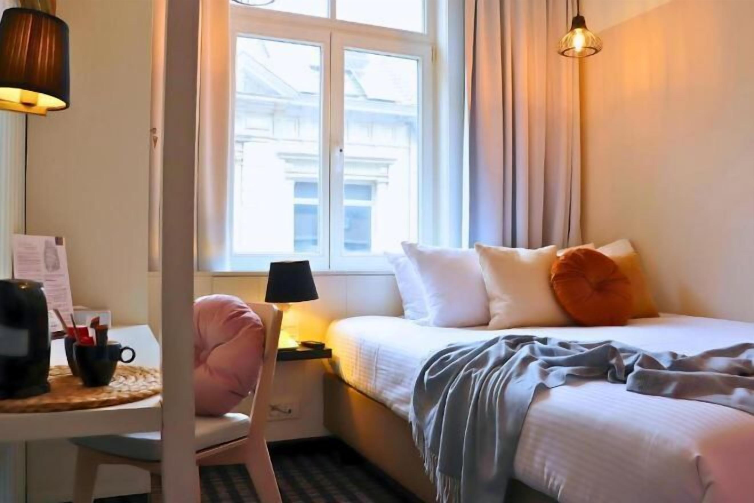 办公桌、免费 WiFi、床单