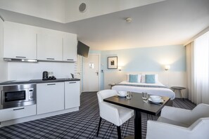 Escritorio, wifi gratis y ropa de cama 