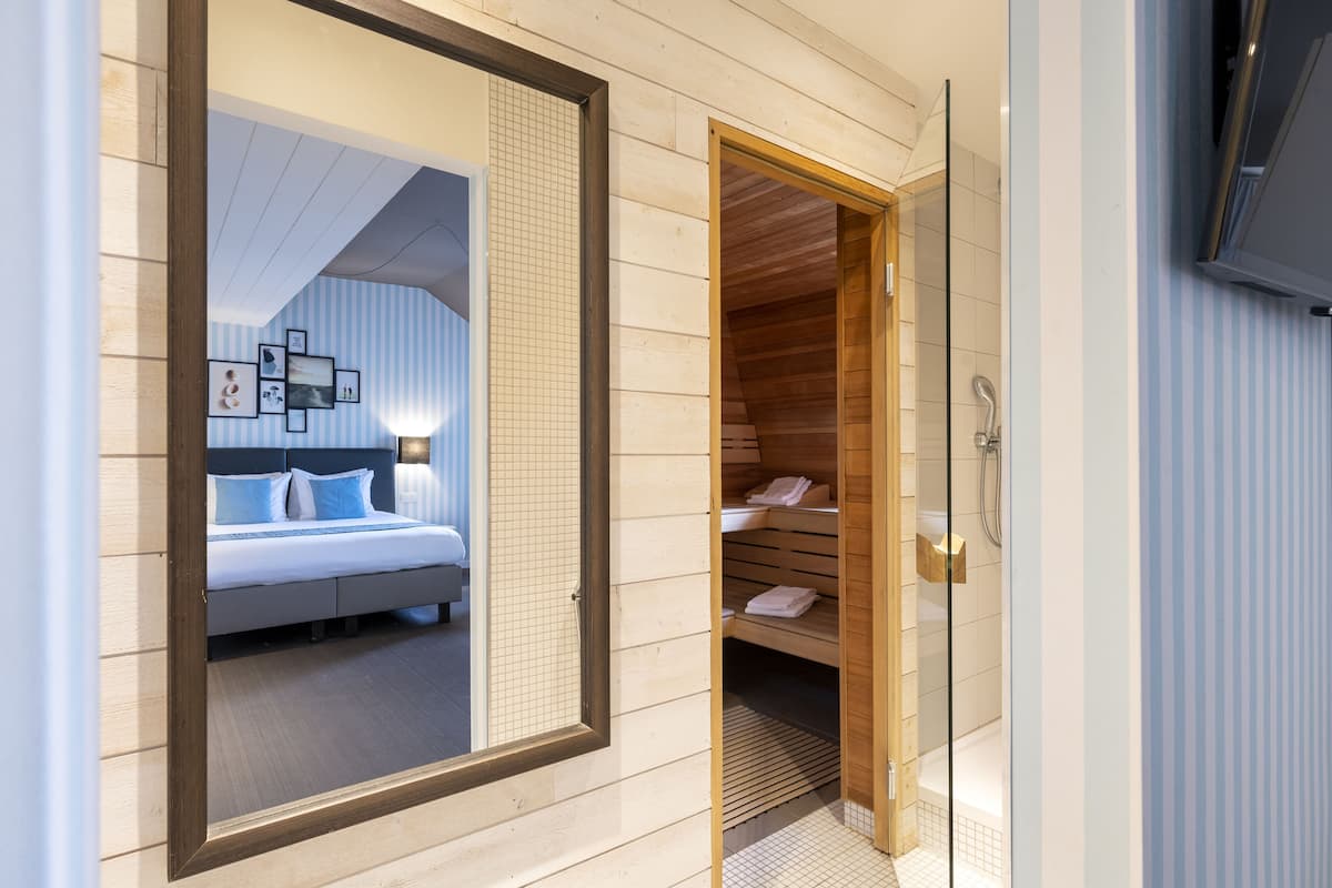Camera Deluxe, sauna | 1 camera, una scrivania, Wi-Fi gratuito, lenzuola
