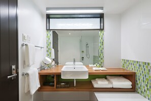 Gratis toiletartikelen, een haardroger, badjassen, vloerverwarming