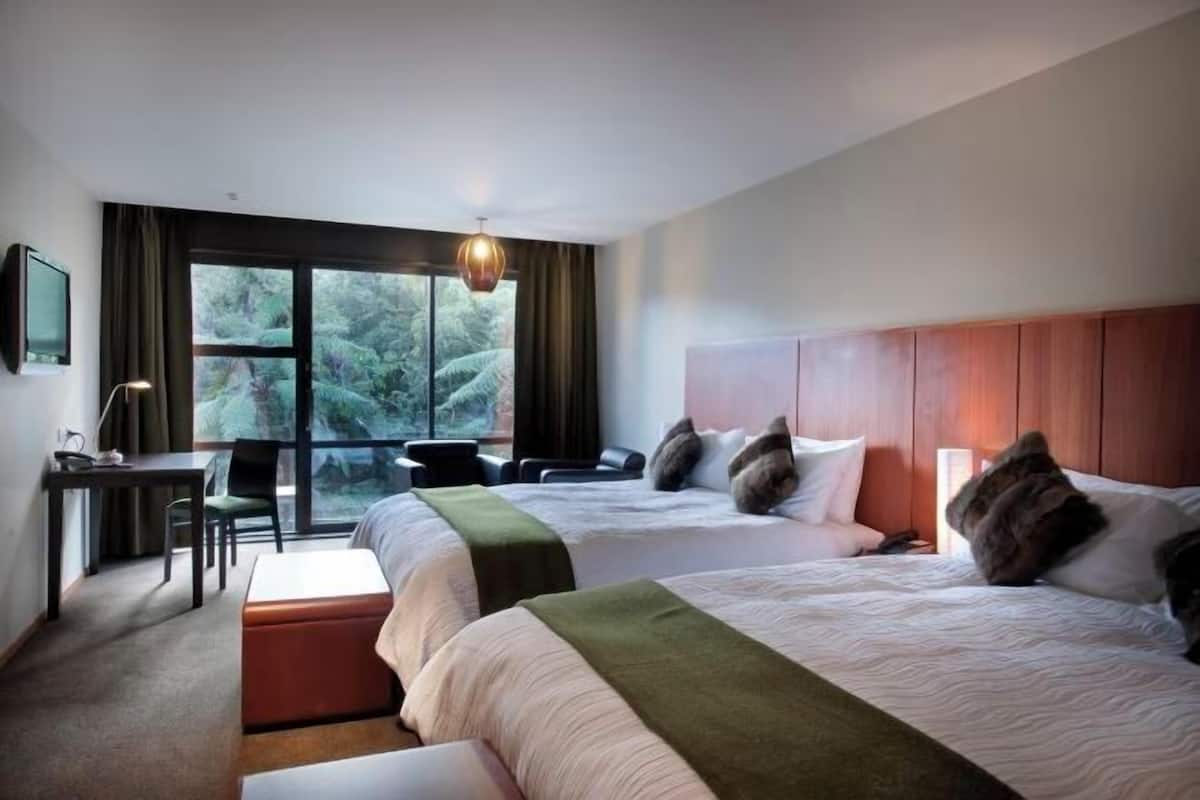 Hochwertige Bettwaren, Zimmersafe, Schreibtisch, Bügeleisen/Bügelbrett