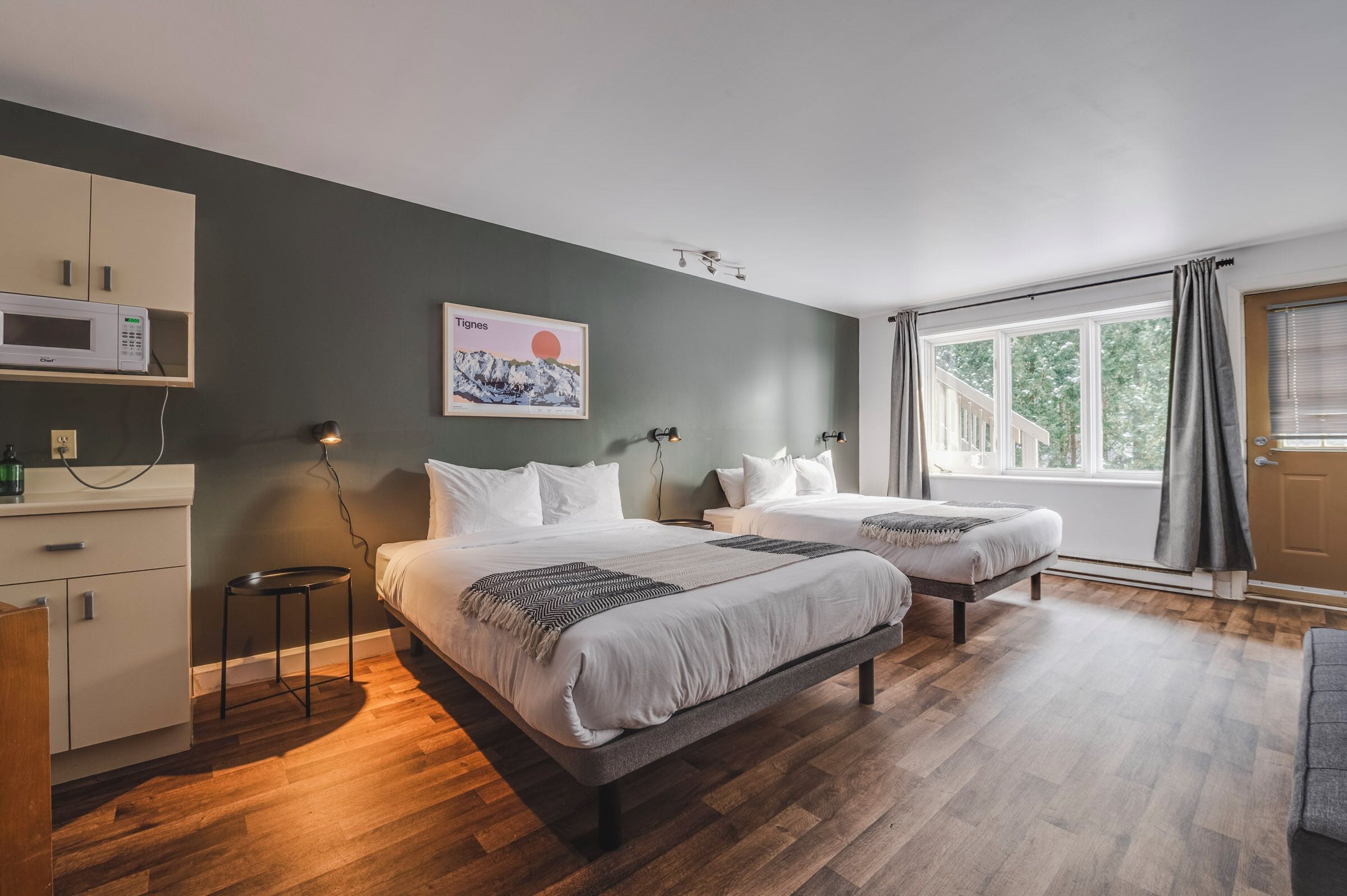 Dobbeltrom – comfort | Allergitestet sengetøy, blendingsgardiner og strykejern/-brett