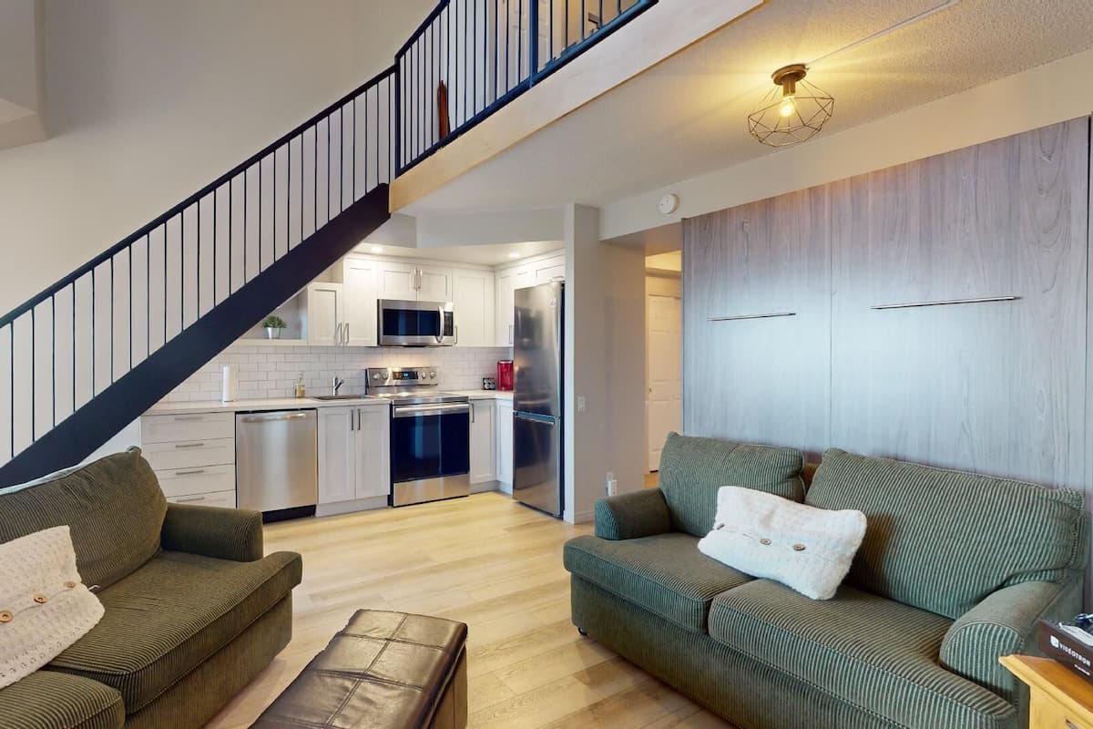 Superior Condo, 1 Bedroom (Mezzanine - Ski-in/Ski-out) | Living area | 32-inch TV with cable channels