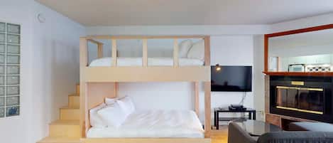 Superior-Studio, 1 Queen-Bett und Schlafsofa | Allergikerbettwaren, Verdunkelungsvorhänge, Bügeleisen/Bügelbrett