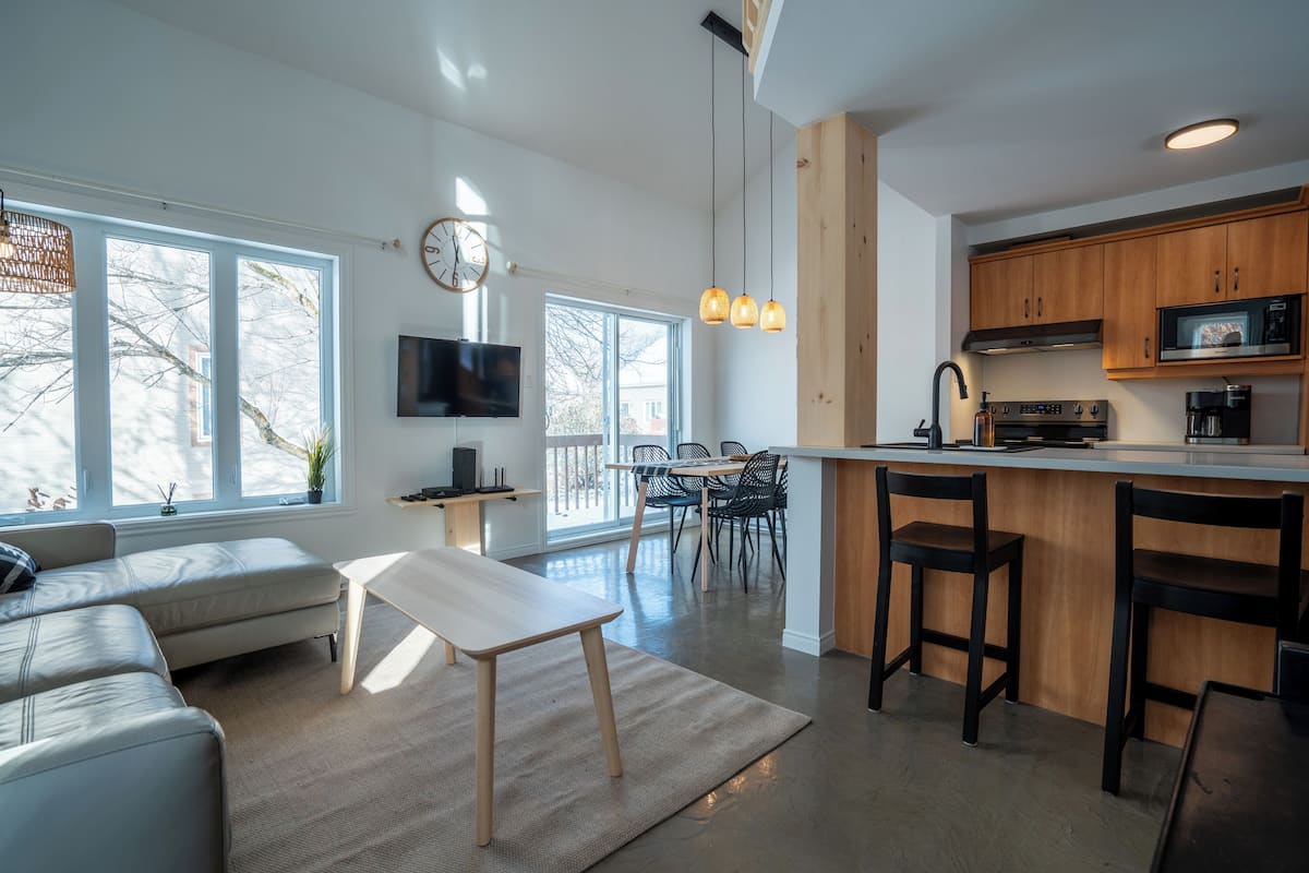 Condo, 2 Bedrooms, Mezzanine (1 km from slopes) | Living area | 32-inch TV with cable channels