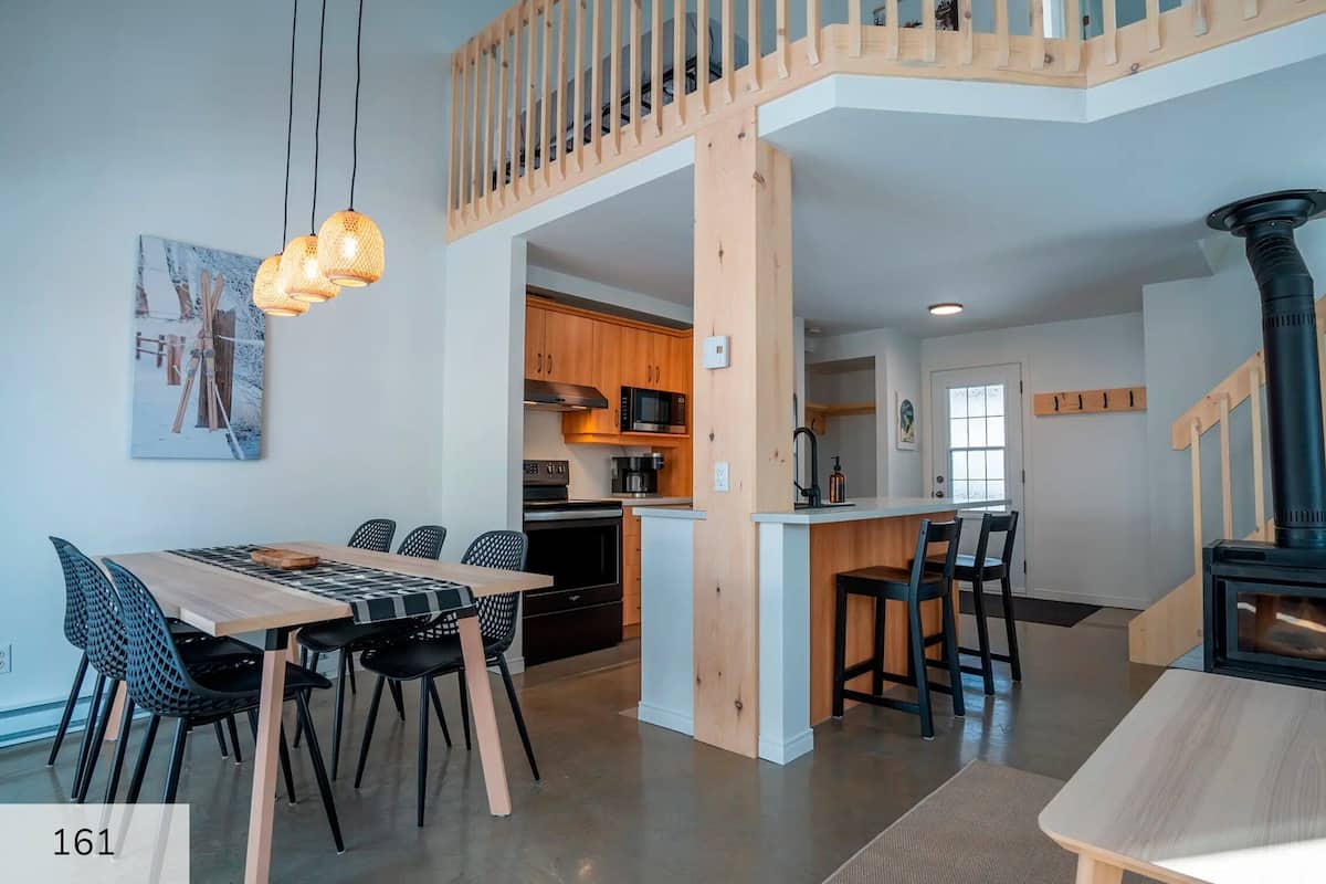 Condo, 2 quartos, no mezanino (1 km from slopes) | Área de estar | TV 32 polegadas com canais a cabo