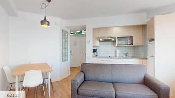 Superior studio, 1 queensize bed met slaapbank | Privékeuken | Een koelkast, een microgolfoven, een broodrooster