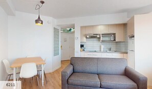 Estudio superior, 1 cama Queen size y sofá cama | Cocina privada | Refrigerador, microondas, tostadora y utensilios de cocina 