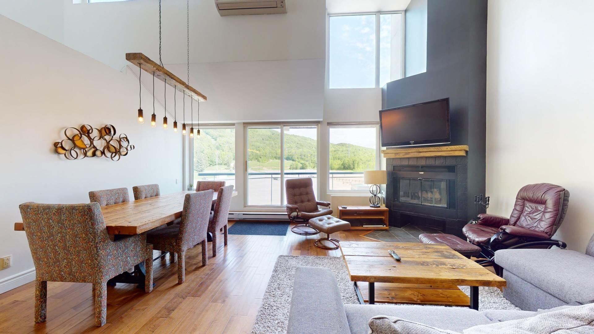 尊榮公寓客房, 4 間臥室, 山景 | 起居區 | 32-吋電視，提供有線頻道