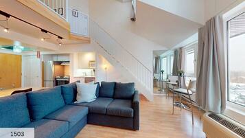 Superior appartement, 1 slaapkamer (Mezzanine - Ski-in/Ski-out) | Woonruimte | Een 32-inch televisie met kabelzenders