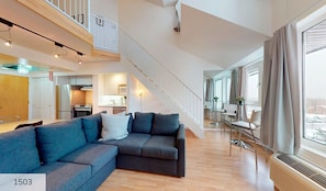 Condo supérieur, 1 chambre (Mezzanine - Ski-in/Ski-out) | Aire de séjour | Téléviseur de 32 po avec télévision par câble