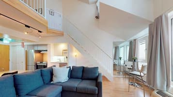 スーペリア コンドミニアム 1 ベッドルーム (Mezzanine - Ski-in/Ski-out) | リビング エリア | 32 インチのテレビ (ケーブル放送視聴可)