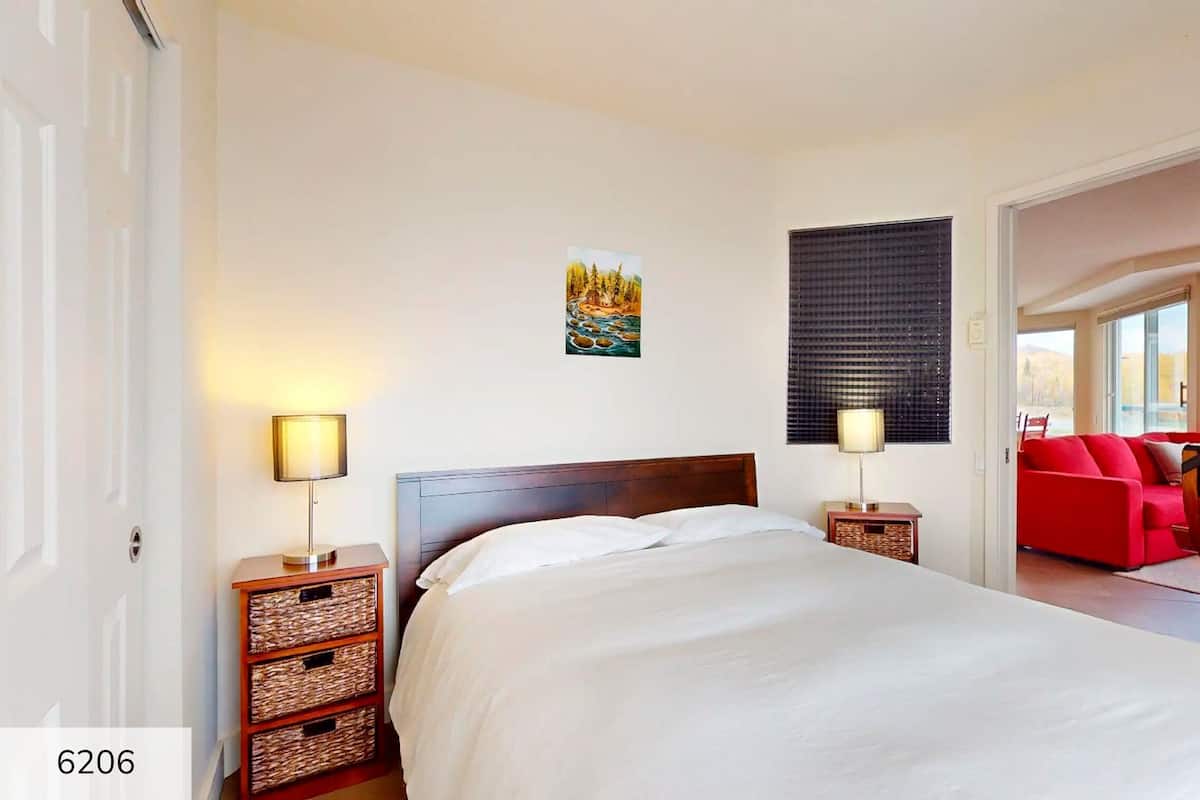 Family Apartment, 3 Bedrooms (Ski-in/Ski-out) | Hypo-allergenic bedding, blackout drapes, iron/ironing board