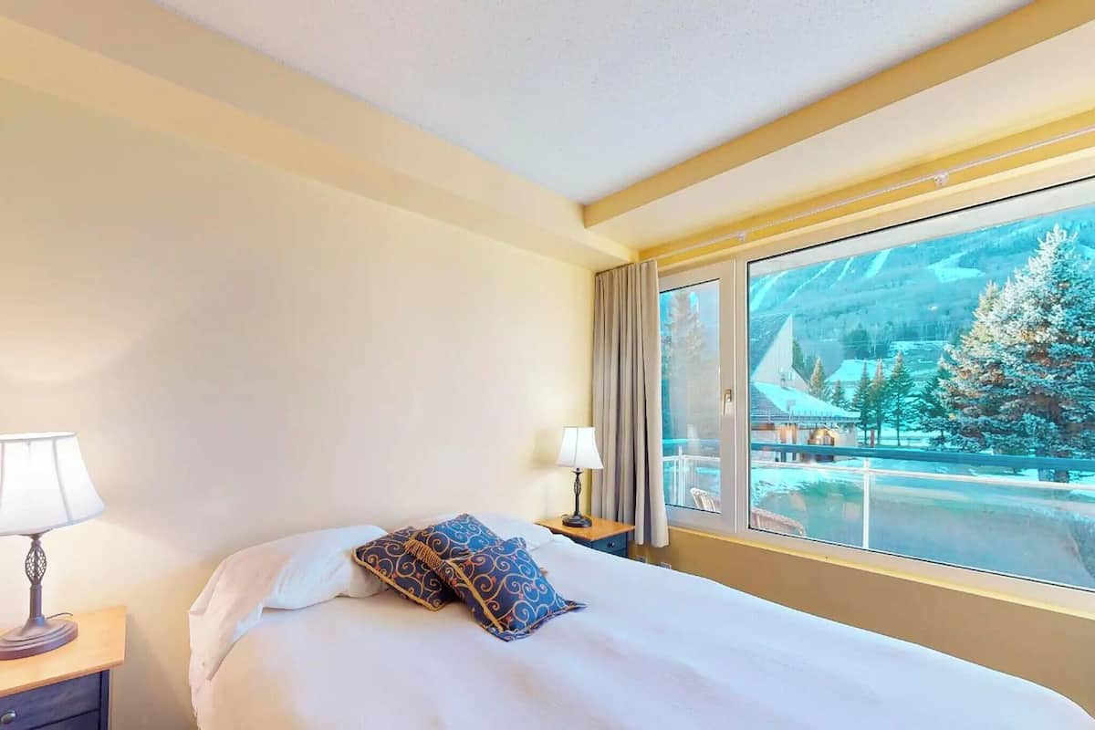 Basic Condo, 1 Bedroom (Ski-in/Ski-out) | Hypo-allergenic bedding, blackout curtains, iron/ironing board