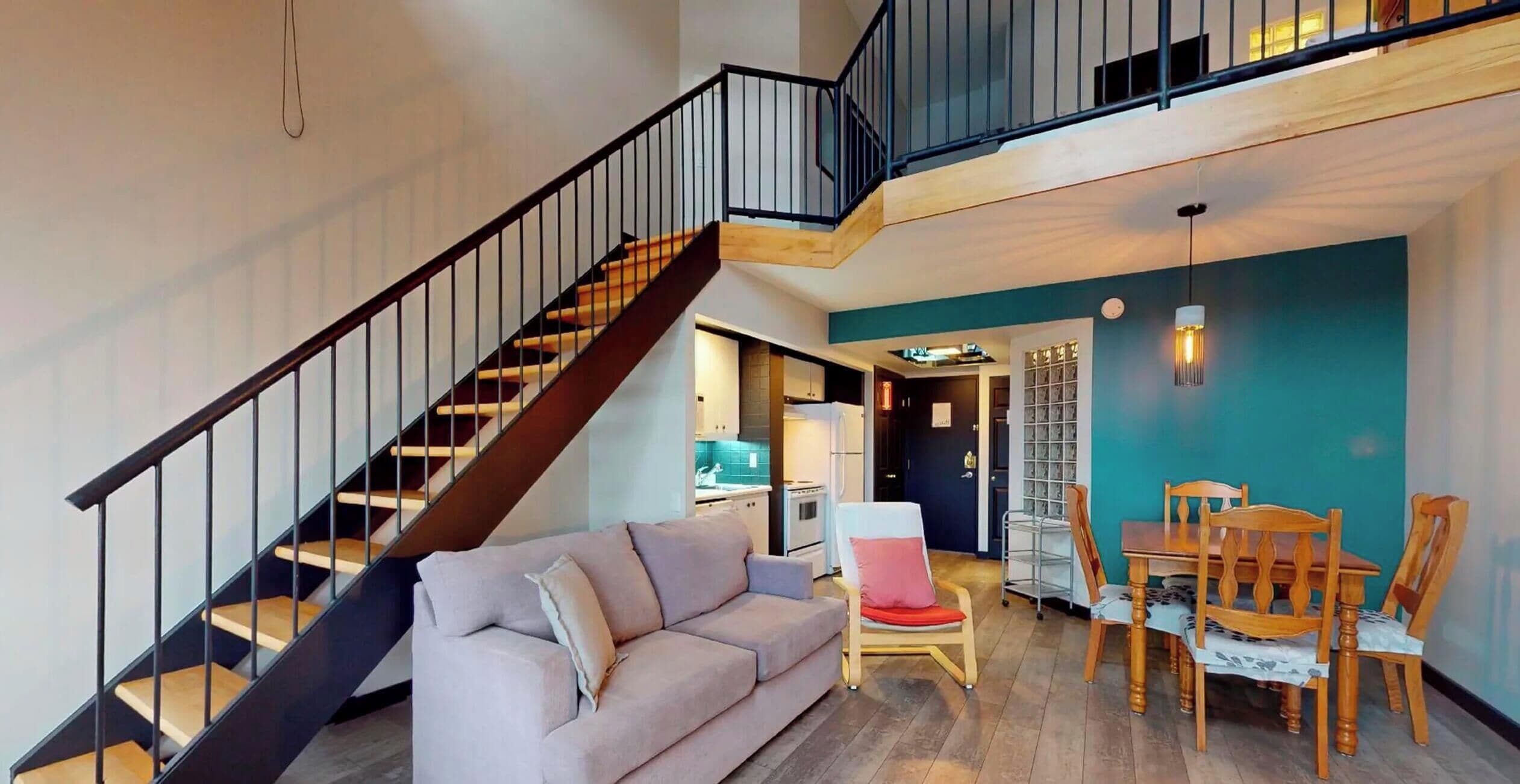 Apartamento superior, 1 habitación (Mezzanine - Ski-in/Ski-out) | Zona de estar | Televisión de 32 pulgadas con canales por cable