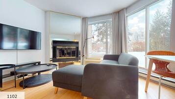 Superior studio, 1 queensize bed met slaapbank | Woonruimte | Een 32-inch televisie met kabelzenders