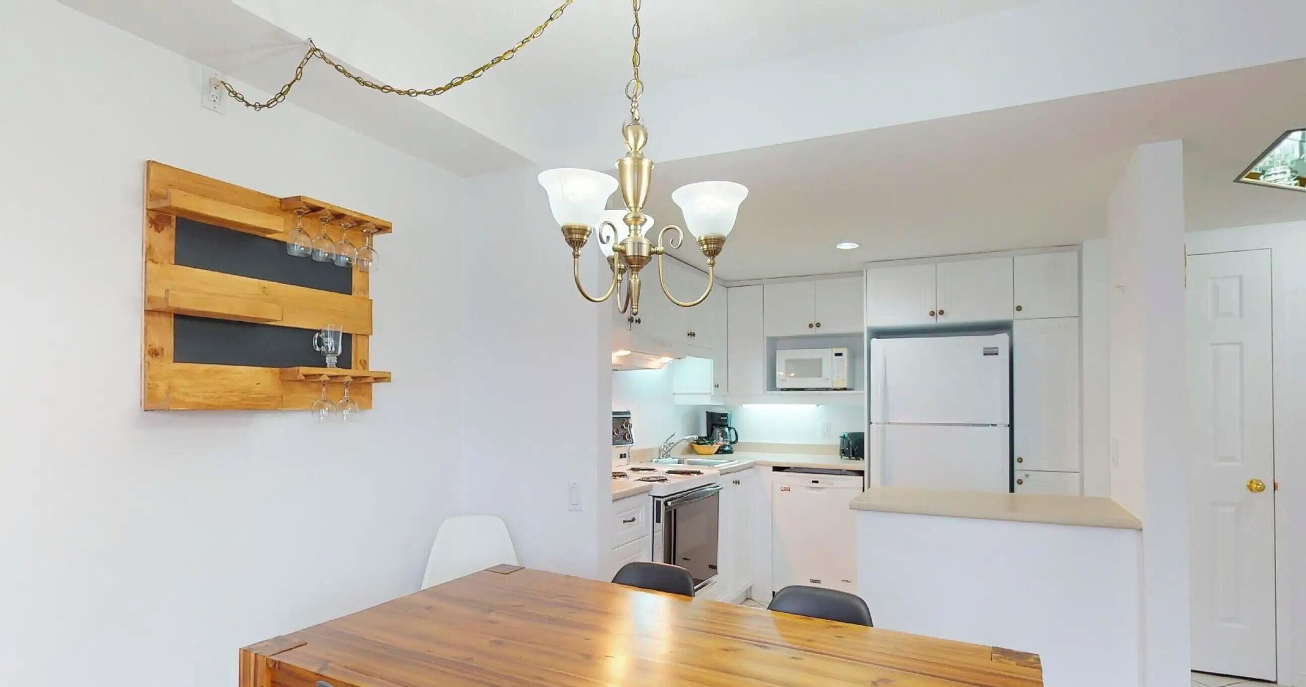 Superior Condo, 1 Queen Bed with Sofa bed (Ski-in/Ski-out) | Private kitchen | Fridge, microwave, toaster, cookware/dishes/utensils
