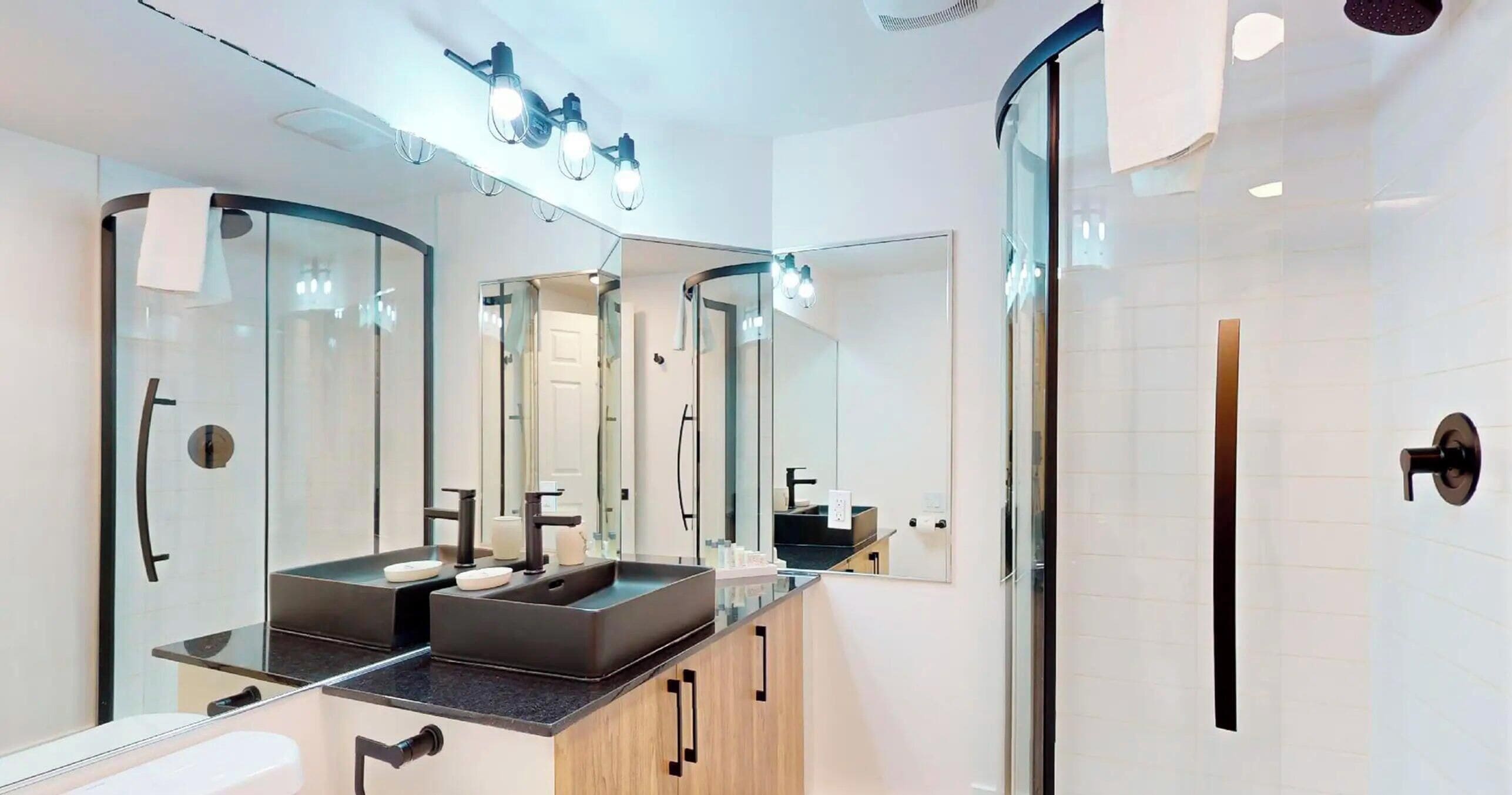 Estudio superior, 1 cama de matrimonio con sofá cama | Baño | Ducha y bañera combinadas, secador de pelo, toallas y jabón