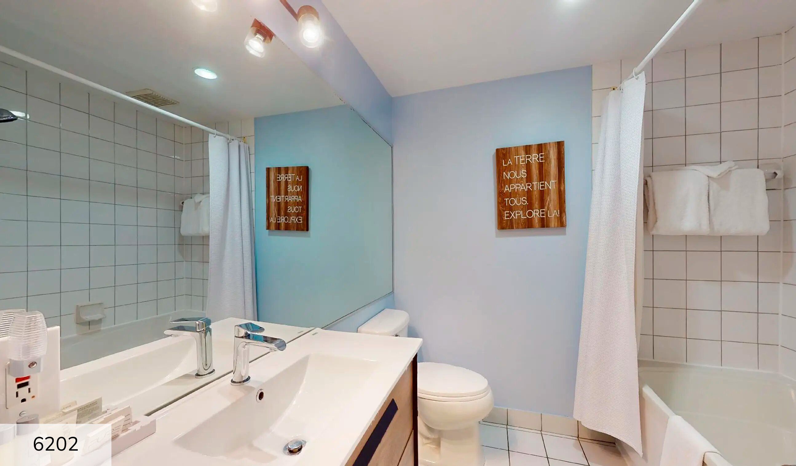 Condo superior, 1 cama Queen e sofá-cama | Banheiro | Chuveiro/banheira combinados, secador de cabelo, toalhas de banho 