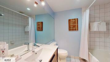 Condo superior, 1 cama Queen e sofá-cama | Banheiro | Chuveiro/banheira combinados, secador de cabelo, toalhas de banho