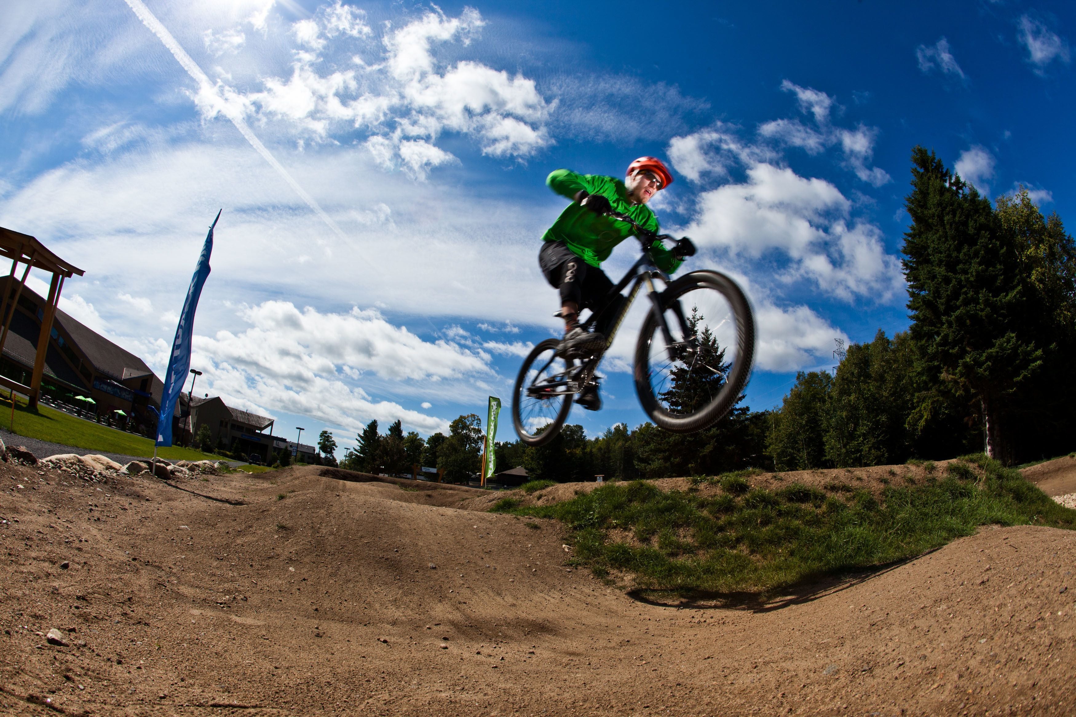 Une piste de motocross où un pilote effectue un saut.