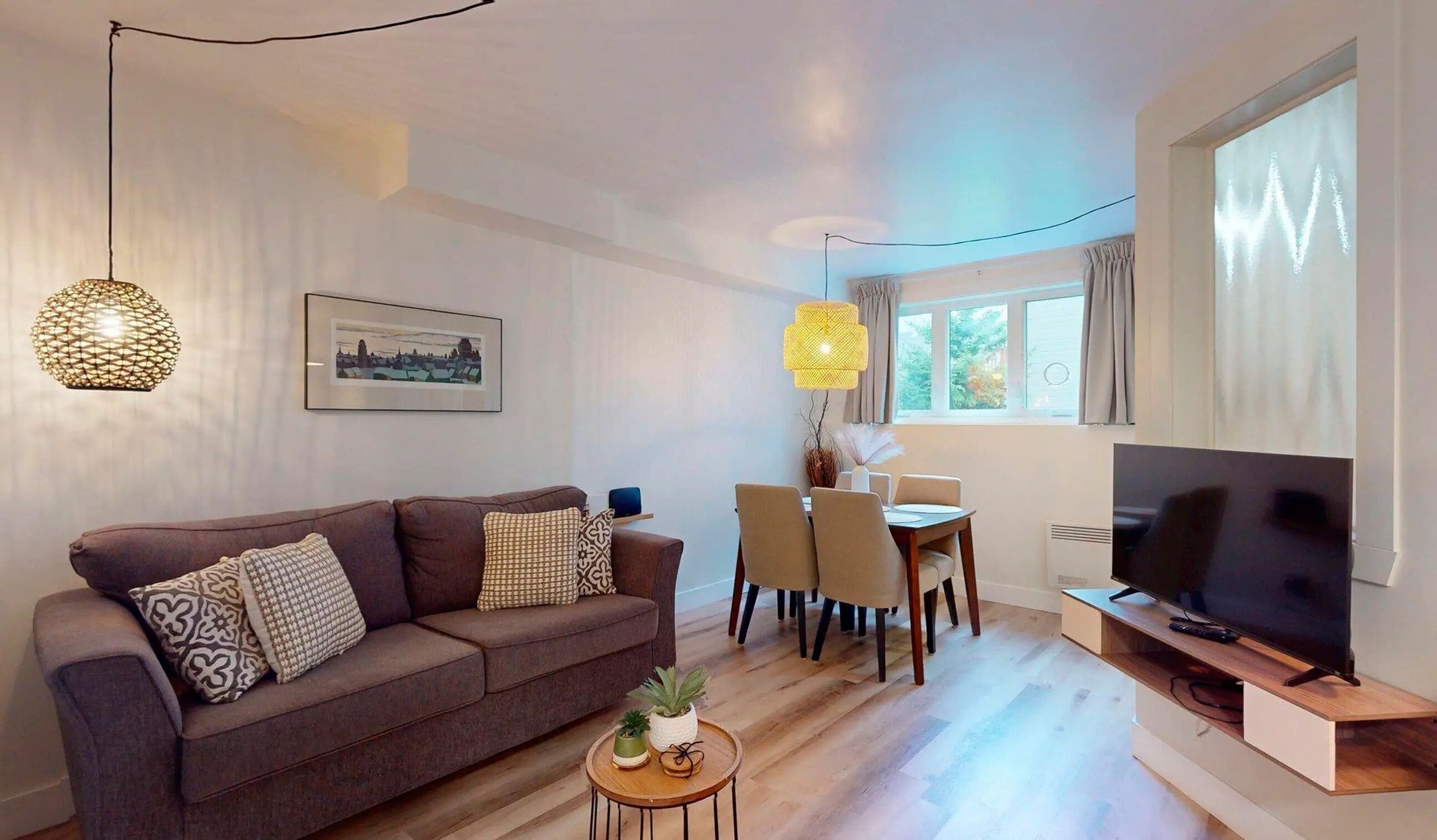 Condo, 1 habitación (semi-basement - 1km from slopes) | Área de sala de estar | Televisión de 32 pulgadas con canales por cable 