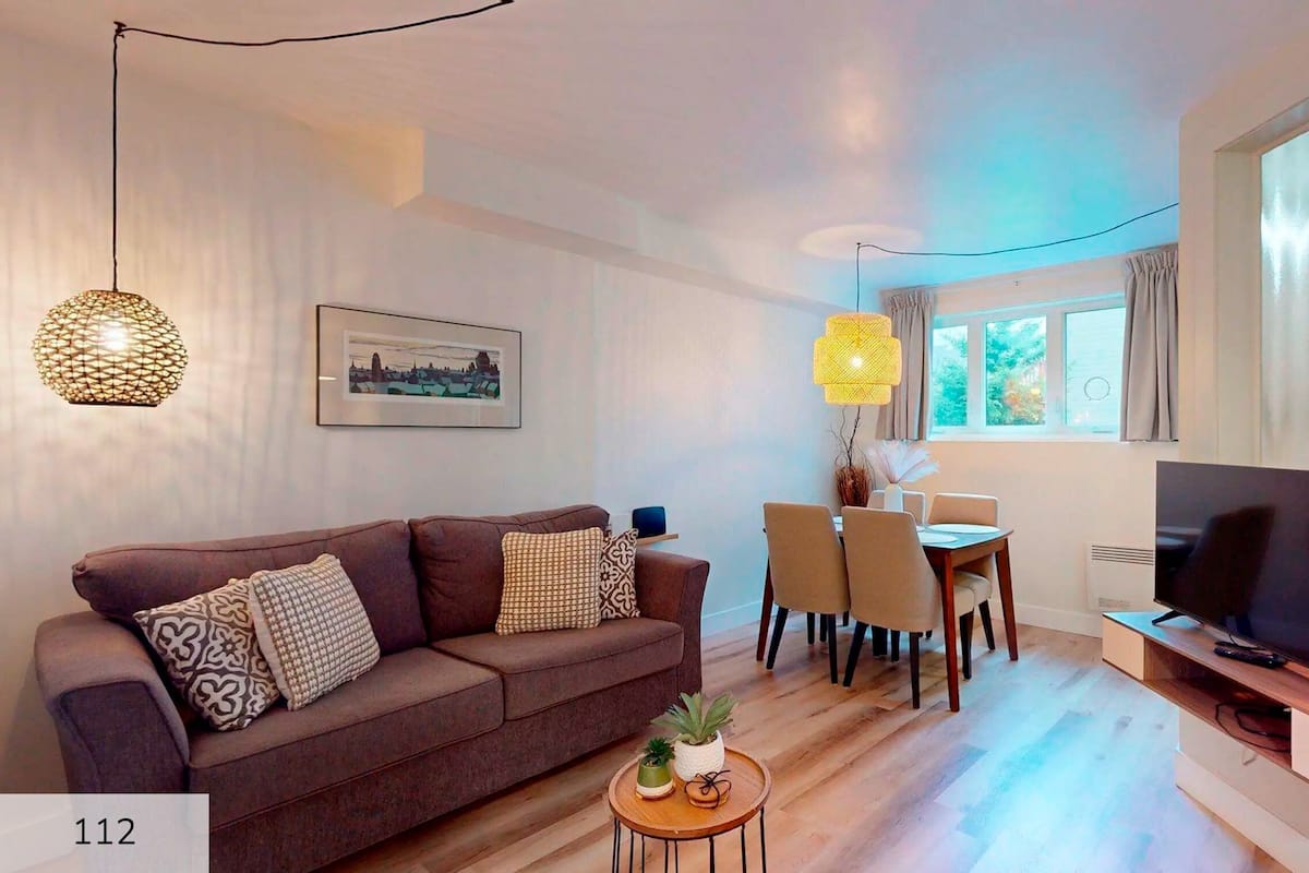 Condo, 1 quarto (semi-basement - 1km from slopes) | Área de estar | TV 32 polegadas com canais a cabo