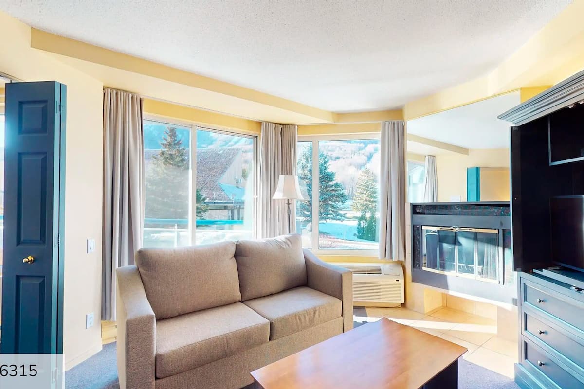 Condo básico, 1 quarto (Ski-in/Ski-out) | Área de estar | TV 32 polegadas com canais a cabo