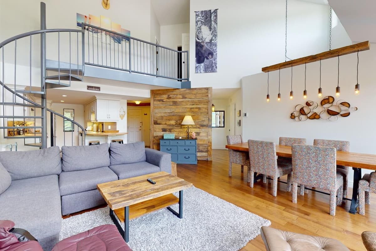 Premium Condo, 4 Bedrooms, Mountain View | Living area | 32-inch TV with cable channels