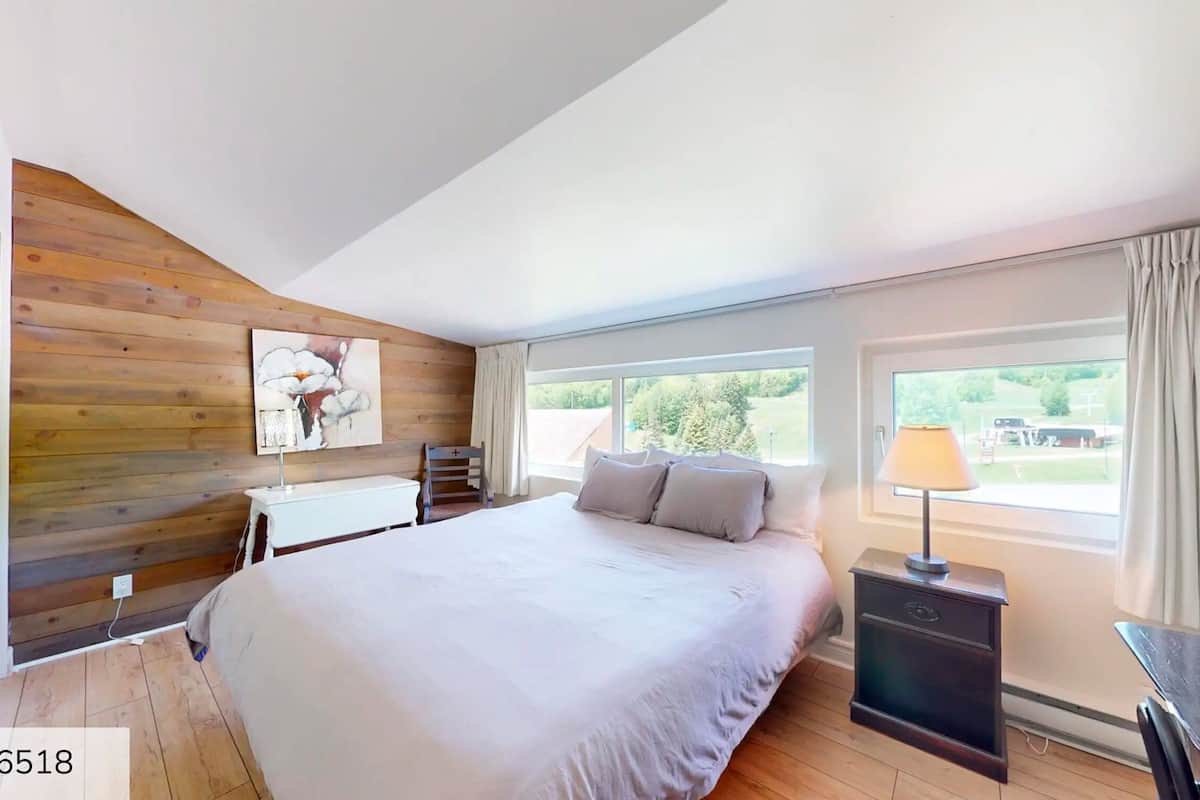 Premium Condo, 4 Bedrooms, Mountain View (Ski-in/Ski-out) | Hypo-allergenic bedding, blackout drapes, iron/ironing board