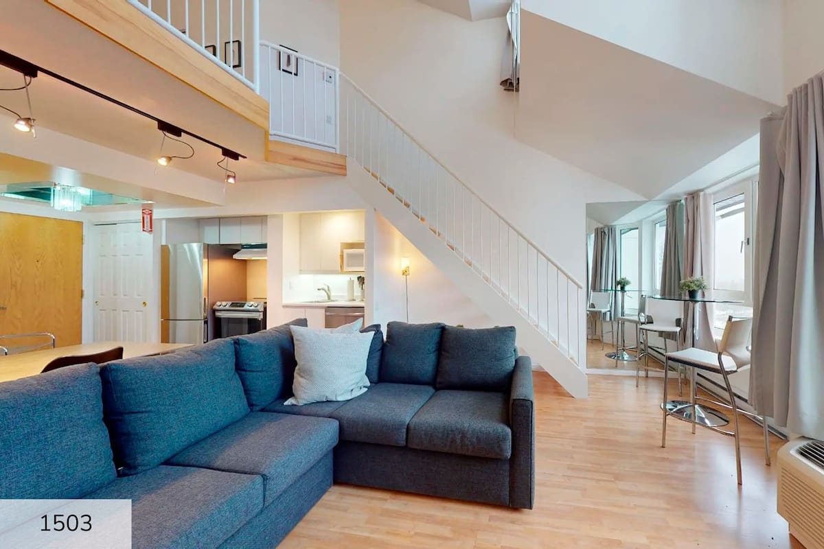 Condo superior, 1 quarto (Mezzanine - Ski-in/Ski-out) | Área de estar | TV 32 polegadas com canais a cabo