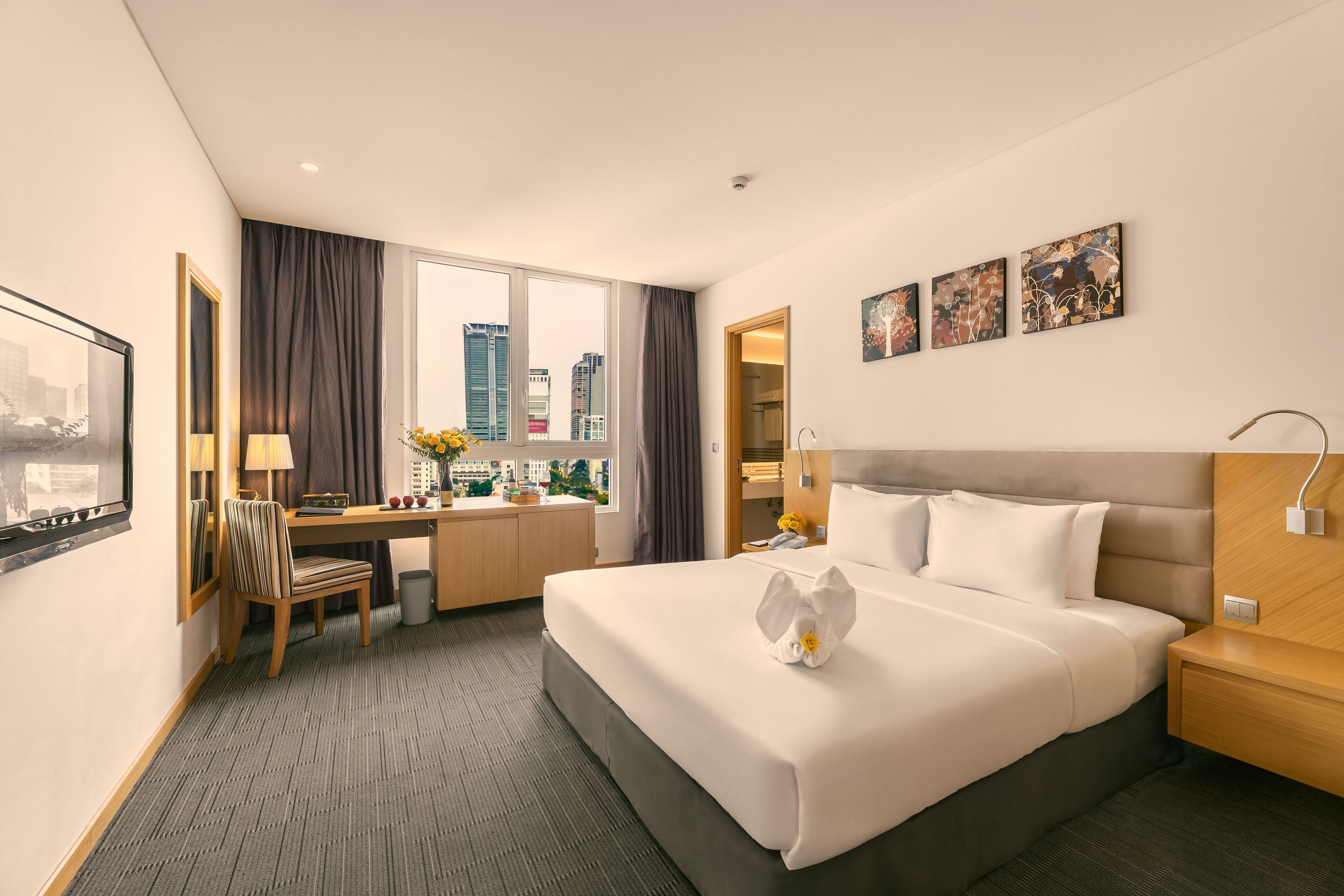 Quarto executivo, acesso ao Club Lounge (Executive Deluxe) | Frigobar, cofres nos quartos, escrivaninha, cortinas blackout