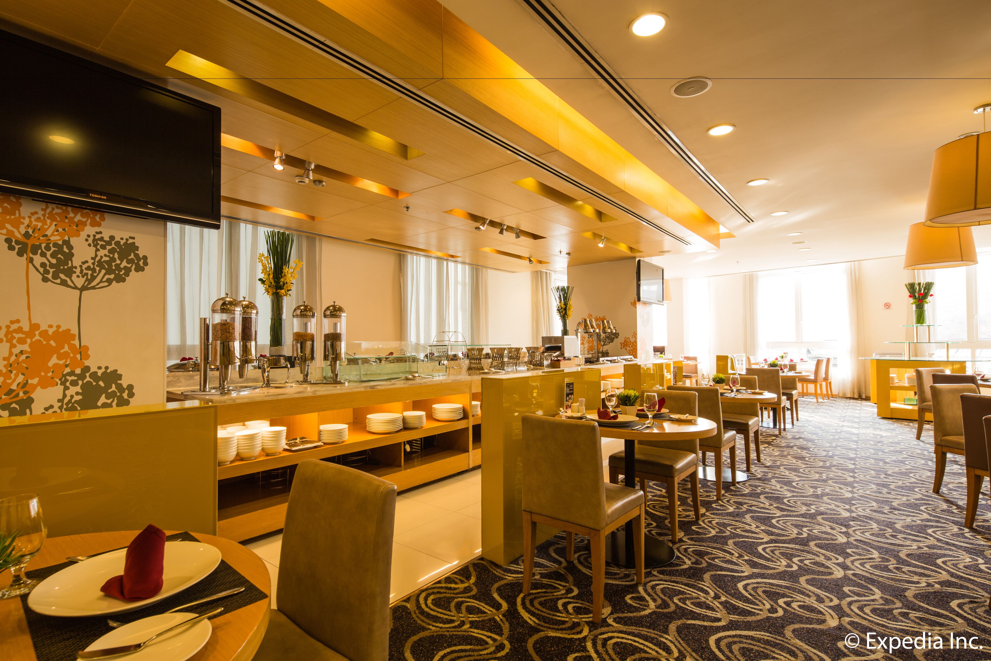 breakfast, lunch and dinner served