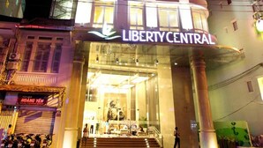 Monikerroksinen hotelli, jonka julkisivussa on suuri ja näkyvästi sijoitettu «Liberty Central» -kyltti.