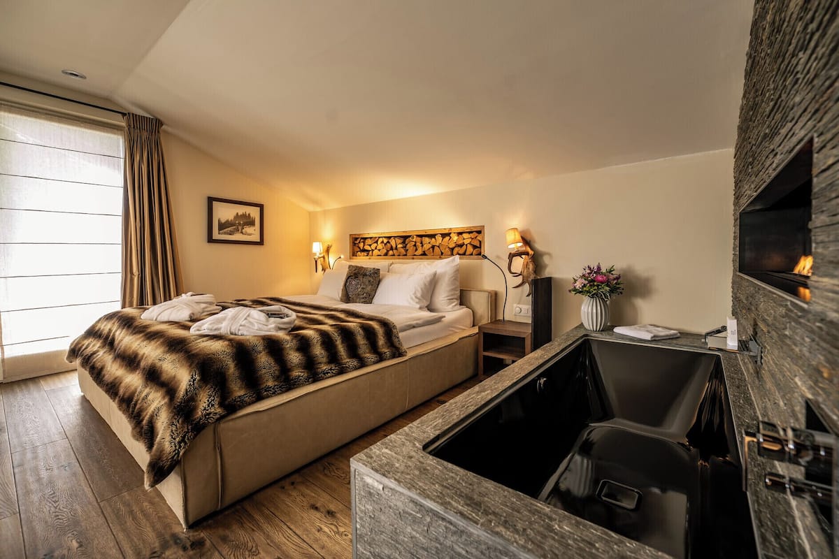 Suite Design, 1 lit double, cheminée, vue montagne | 1 chambre, literie de qualité supérieure