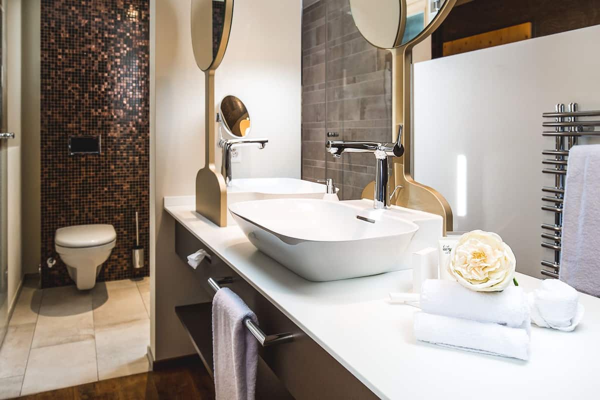 junior suite, 1 bedroom, non smoking, mountain view | bathroom | free toiletries, hair dryer, bathrobes, slippers