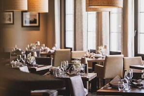 2 か所のレストラン (郷土料理)