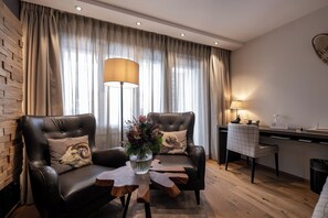 Junior suite, 1 slaapkamer, niet-roken, uitzicht op bergen | Woonruimte | Flatscreentelevisie