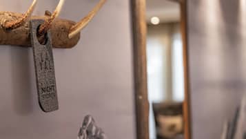 Eine hölzerne Plakette mit Geweihen und der Aufschrift 'NIGHT STORE', die an einer Wand hängt.