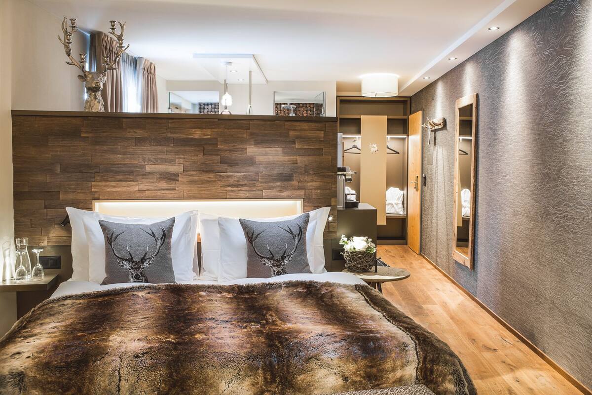 junior suite, 1 bedroom, non smoking, mountain view | 1 bedroom, premium bedding, in-room safe, blackout curtains