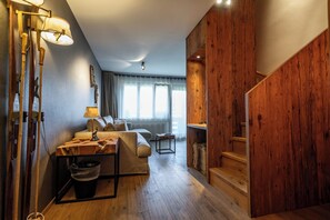 Luxe suite, 2 badkamers, uitzicht op bergen | Woonruimte | Flatscreentelevisie