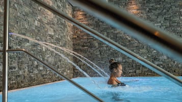 Piscine couverte, chaises longues