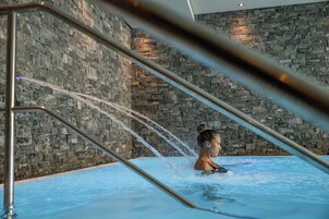 Una piscina cubierta, tumbonas