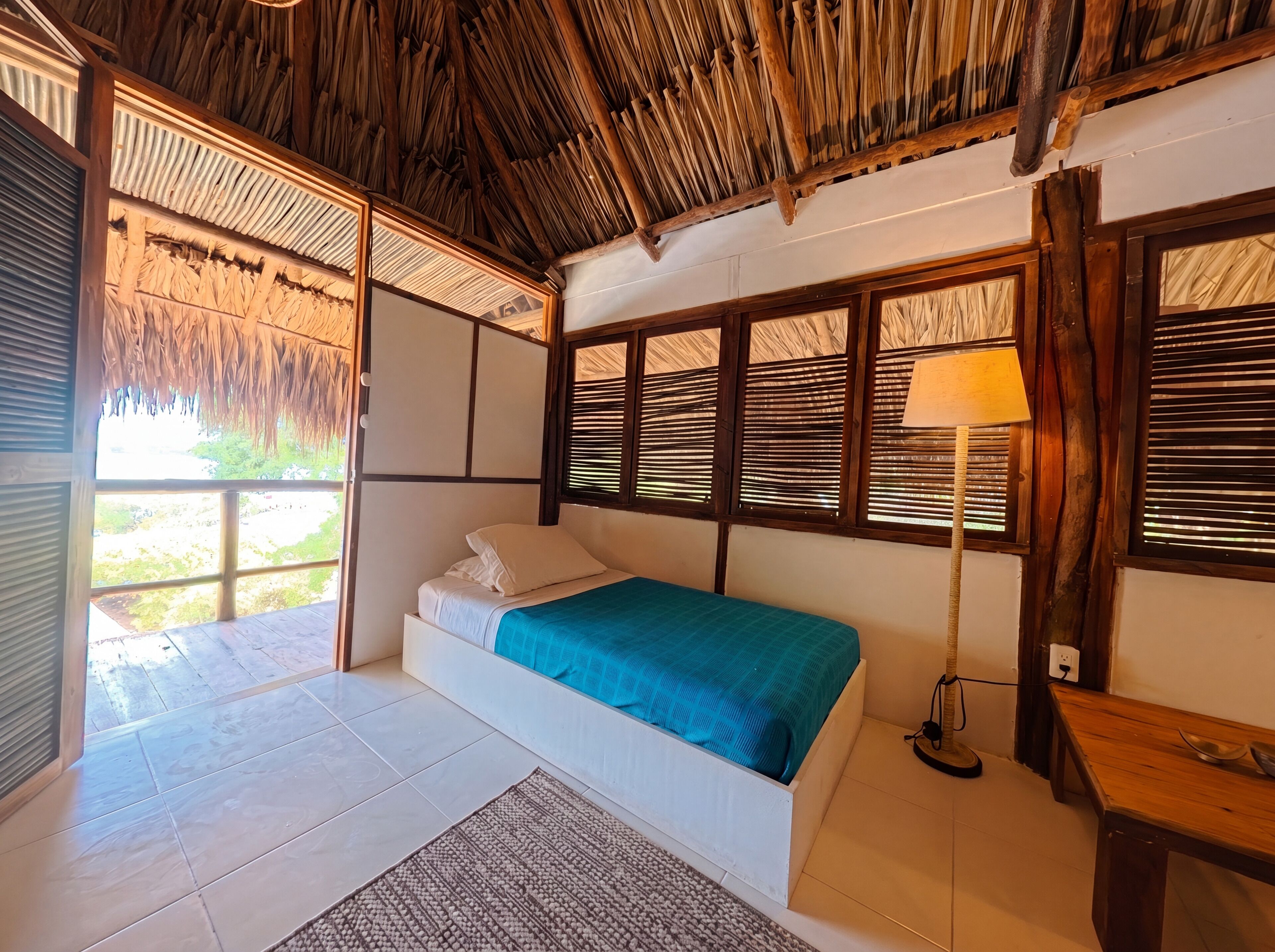 Deluxe-Bungalow, Meerblick | Badezimmer | Dusche, kostenlose Toilettenartikel, Handtücher, Seife